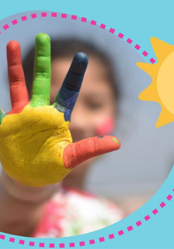 Otwarta kolorowa dłoń dziecka. Obok słoneczko.