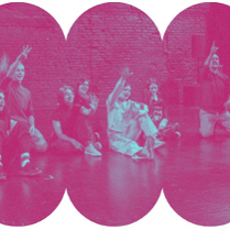 Grupa młodzieży siedzi na podłodze w sali gimnastycznej z prowadzącym zajęcia. Kadr na różowym tle.