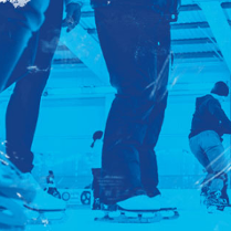 Młodzież na lodowisku.