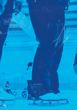 Młodzież na lodowisku.