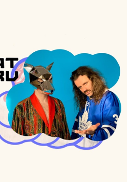 Mężczyzni stoją na tle niebieskiej ściany, jeden ma maskę szczura, informacje o koncercie.