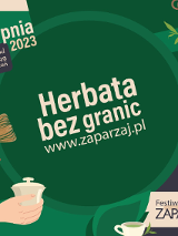 Napis o treściherbata bez granic, znajdujący się na zielonym tle. Kilka rąk z akcesoriami do picia herbaty. Termin i lokalizacja wydarzenia w lewym górnym rogu.