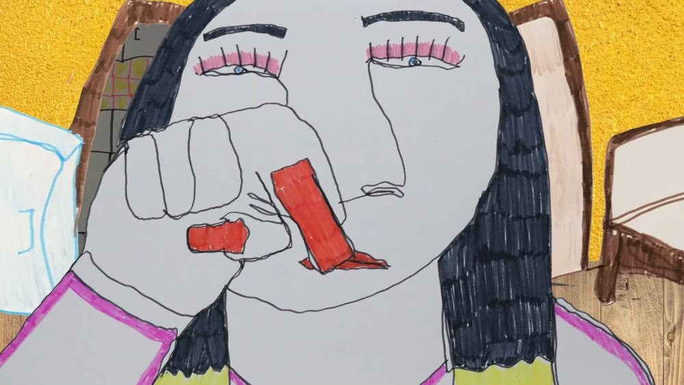 Animacja, która przedstawia dziewczynę w czarnych włosach, z czerwonymi paznokciami. Narysowana postać palcem wskazującym pokazuje w dół.