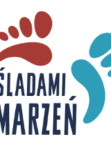 Na białym tle dwa niepełne odciski stóp i napis "Śladami marzeń".