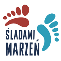 Na białym tle dwa niepełne odciski stóp i napis "Śladami marzeń".