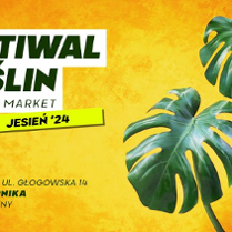 Tekst na jasnożółtym tle jest napisany dużą czarną czcionką, dzięki czemu jest łatwy do odczytania. Po prawej stronie znajdują się duże zielone liście monstery, podkreślające roślinny motyw festiwalu. Plakat wygląda kolorowo i przyciąga wzrok swoją naturalną estetyką i obietnicą bezpłatnego wstępu.