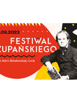"03.09.2023 Festiwal Żupańskiego. Plac Marii Skłodowskiej-Curie". Po prawej stronie Jan Konstanty Żupański z książką.