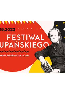 "03.09.2023 Festiwal Żupańskiego. Plac Marii Skłodowskiej-Curie". Po prawej stronie Jan Konstanty Żupański z książką.