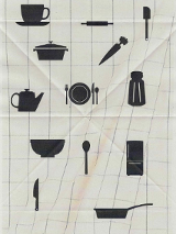 Na obrazku widoczny jest graficzny wzór w monochromatycznej gamie. W centrum kompozycji znajduje się miska, otoczona sztućcami: łyżką, widelcem i nożem. Po lewej stronie od centrum umieszczono czajnik i filiżankę, a po prawej - garnek i łopatkę do gotowania. Tło wzoru stanowi siatka z przecinających się linii, które tworzą wrażenie głębi i objętości.