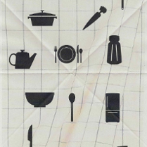 Na obrazku widoczny jest graficzny wzór w monochromatycznej gamie. W centrum kompozycji znajduje się miska, otoczona sztućcami: łyżką, widelcem i nożem. Po lewej stronie od centrum umieszczono czajnik i filiżankę, a po prawej - garnek i łopatkę do gotowania. Tło wzoru stanowi siatka z przecinających się linii, które tworzą wrażenie głębi i objętości.
