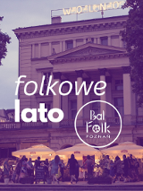 Zdjęcie z pl. Wolności, na którym ludzie tańczą, pod rozświetlonymi parasolami, na zdjęciu biały napis Folkowe Lato, Bal Folk Poznań.