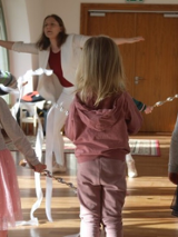 tańczące dzieci z prowadzącą