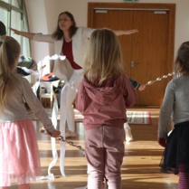 tańczące dzieci z prowadzącą