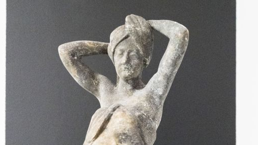 Rzeźba kobiety biorącej kąpiel. Ma na sobie ręcznik kąpielowy, a na głowie turban.