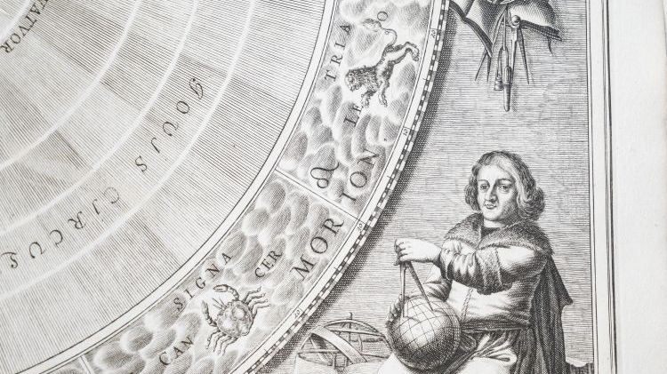 Średniowieczna, czarno-biała rycina z wizerunkiem Kopernika trzymającego cyrkiel i globus i mapą nieba.