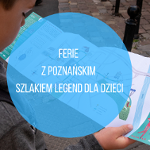 Na zdjęciu chłopiec trzymający w ręku mapę. Na środku niebieskie koło, a w nim tytuł wydarzenia.