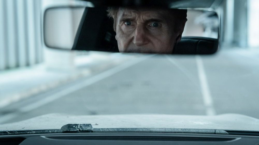 Główny bohater filmu patrzy w lusterko samochodowe, ma przerażony, pełen napięcia wzrok.