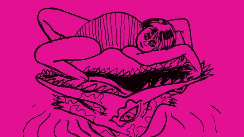 Plakat w mocnym, różowym kolorze. Na środku rysunek kobiety w kostiumie kąpielowym, która siłuje się z krokodylem o szeroko otwartej paszczy, nie dając się mu pożreć.