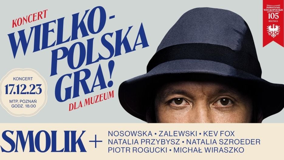 Kolorowy plakat koncertu. Wśród nazwisk artystów i obok tytułu wydarzenia widoczna do połowy twarz Andrzeja Smolika.
