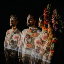 Na fotografii P. D. Kosmowskiej członkowie zespołu Dagadana.