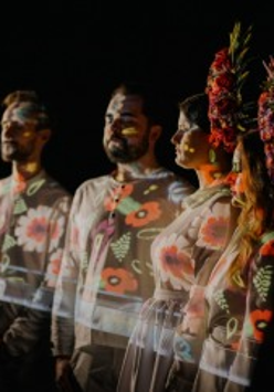 Na fotografii P. D. Kosmowskiej członkowie zespołu Dagadana.