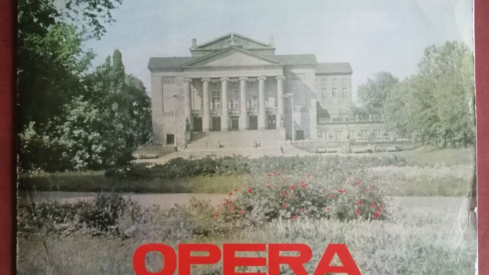 Pastelowa okładka płytowa ze zdjęciem budynku Teatru Wielkiego w Poznaniu.