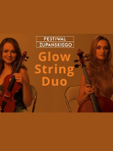 Na brązowym tle dwie kobiety siedzą ze swoimi instrumentami, wiolonczelą i skrzypcami. Zdjęcie to wykonał Paweł Kosmatka. Dodatkowo na zdjęciu nałożono nazwę zespołu Glow Sturing Duo oraz napis Festiwal Żupańskiego.