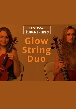 Na brązowym tle dwie kobiety siedzą ze swoimi instrumentami, wiolonczelą i skrzypcami. Zdjęcie to wykonał Paweł Kosmatka. Dodatkowo na zdjęciu nałożono nazwę zespołu Glow Sturing Duo oraz napis Festiwal Żupańskiego.