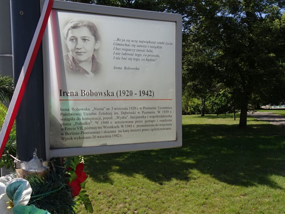 tablica pamiątkowa przy skwerze Ireny Bobowskiej