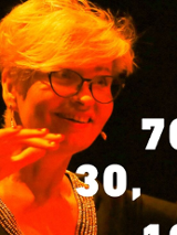 Alicja Szeluga w trakcie dyrygowania.