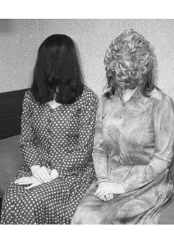 Na fotografi Xue Jianga widzimy dwie siedzące na tapczanie kobiety, które włosami zasłoniły swoje twarze. Zdjęcie czarno białe.