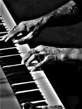Dłonie grające na fortepianie, fot. Oleksii Sokun