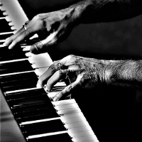 Dłonie grające na fortepianie, fot. Oleksii Sokun
