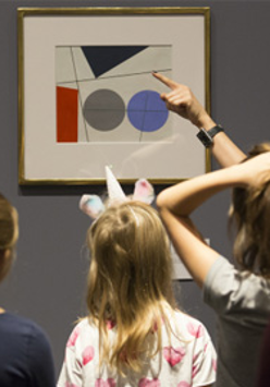 Zwiedzający przed obrazem Sophie Taeuber-Arp