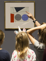 Zwiedzający przed obrazem Sophie Taeuber-Arp