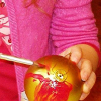 dziewczynka maluje bombkę.