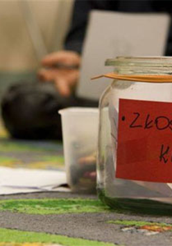 Na dywanie słoik z karteczkami. Na słoiku naklejona karteczka z napisem: Złość pod kluczem.