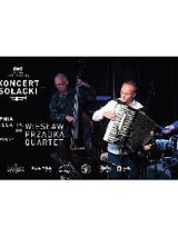 Muzycy na scenie. Ciemne tło, białe napisy.