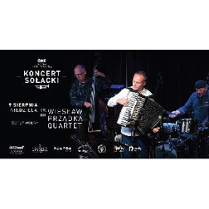 Muzycy na scenie. Ciemne tło, białe napisy.