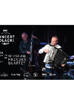 Muzycy na scenie. Ciemne tło, białe napisy.