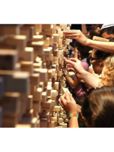 Ludzie wyjmuja z muru klocki.