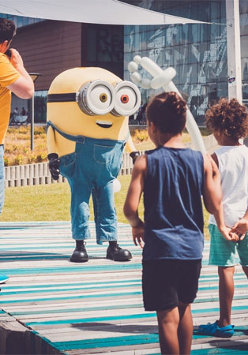 Dzeci w towarzystwie Minionka przed Galerią Malta.