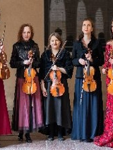 5 skrzypaczek w długich sukienkach.