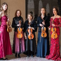 5 skrzypaczek w długich sukienkach.