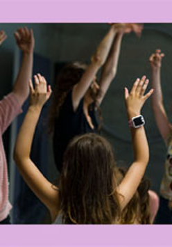 Dzieci i instruktorka trzymają ręce w górze.