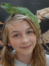 Dziewczynka z jaszczurką na głowie.