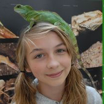 Dziewczynka z jaszczurką na głowie.