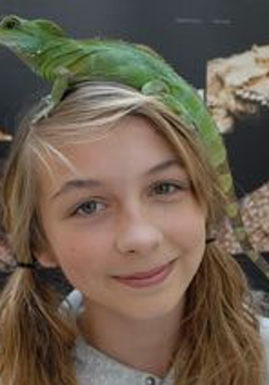 Dziewczynka z jaszczurką na głowie.