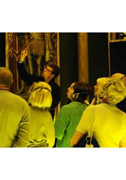 seniorzy zwiedzają wystawę, fot. Ł. Gdak