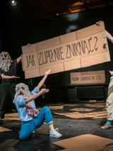 Zdjęcie aktorów grających w spektaklu. Foto: Karolina Gorzelańczyk.